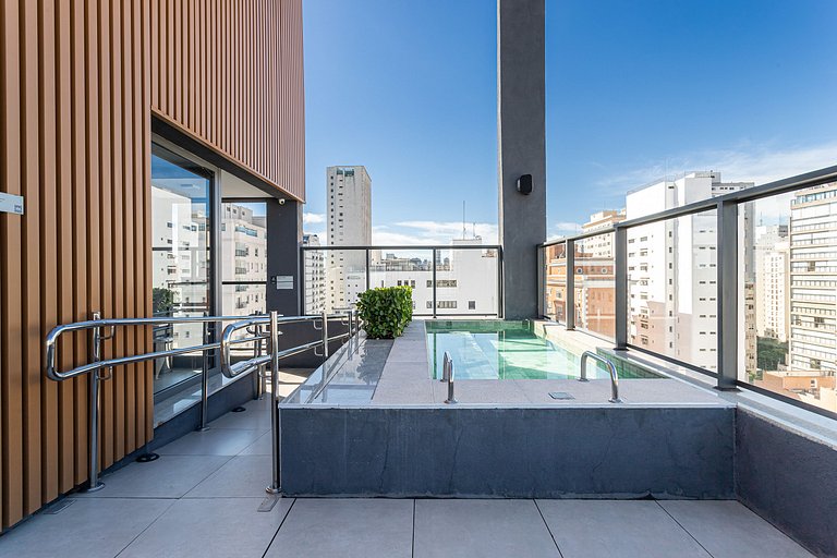 Cama queen e varanda | Prédio c piscina, academia