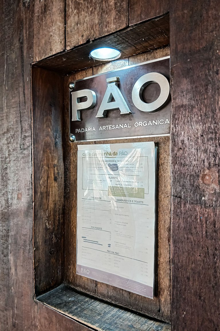 Cama queen e varanda | Prédio c piscina, academia