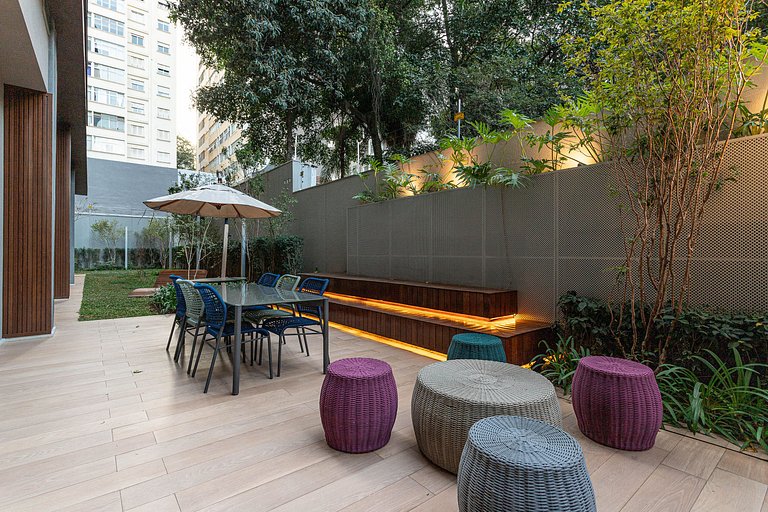 Apê com luz natural, prédio c piscina Av Angélica