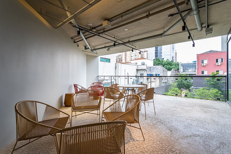 Studio com sacada | Prédio c piscina em Pinheiros