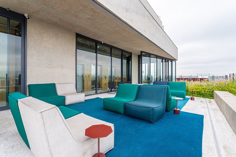 Studio com sacada | Prédio c piscina em Pinheiros