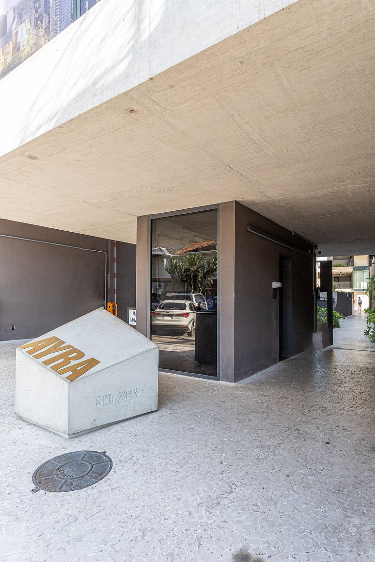 Studio c varanda, 200m da estação Fradique