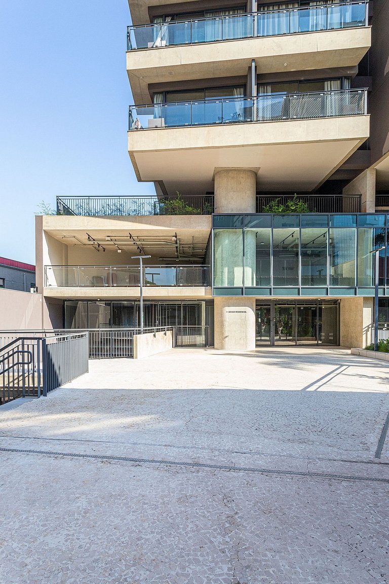 Studio c varanda, 200m da estação Fradique