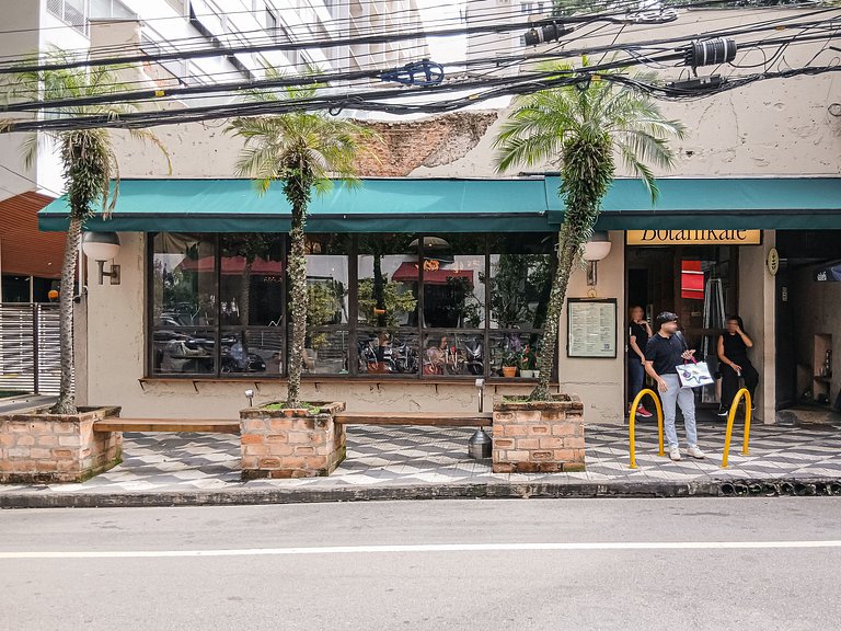 Estúdio com cama queen e varanda próx Av Paulista