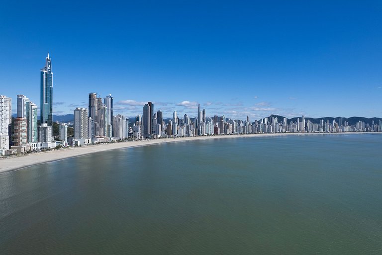 Apto luxuoso com 2 quartos | Balneário Shopping