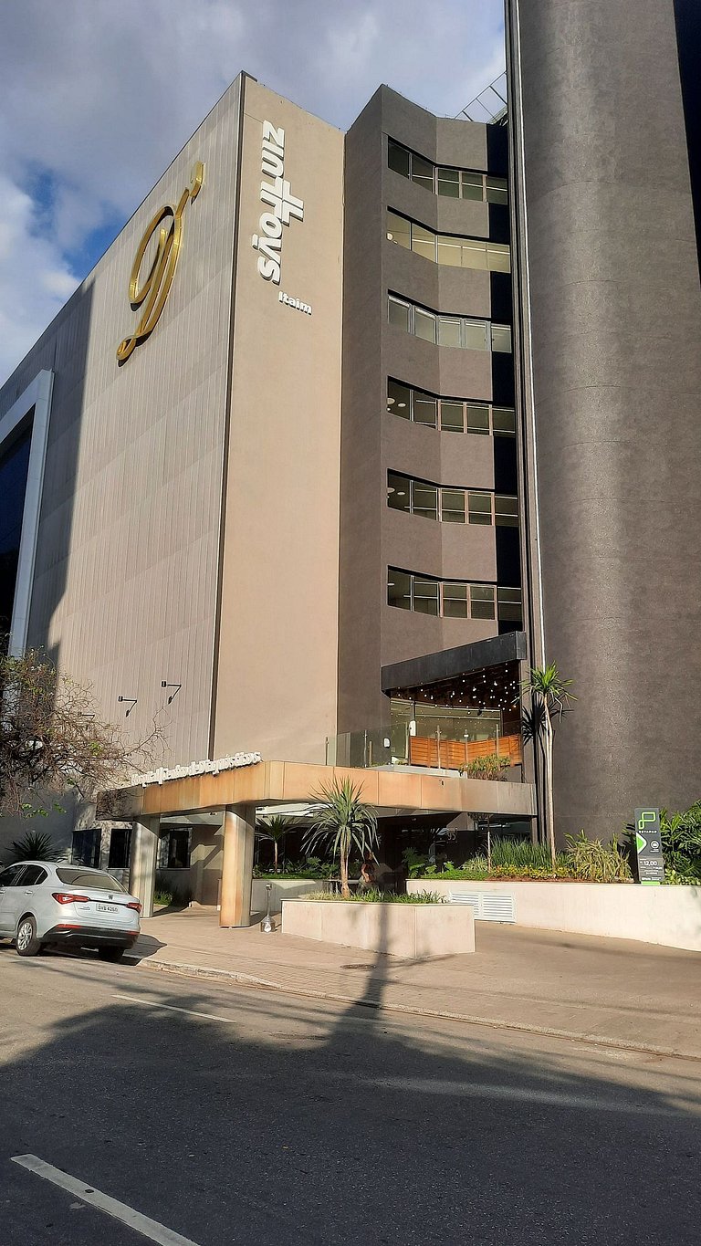 Apê c varanda academia, piscina próx Itaim Bibi