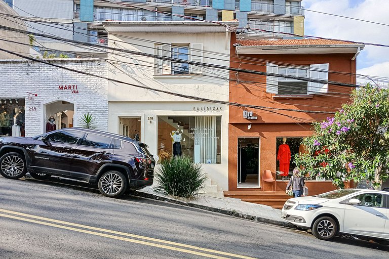 Estúdio funcional com varanda | Prédio com piscina