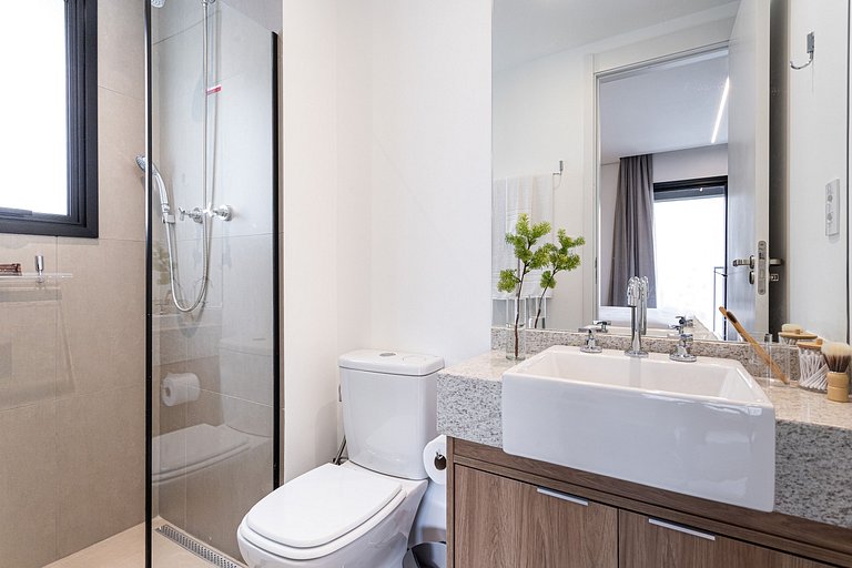 Studio c cama queen e varanda em prédio novíssimo