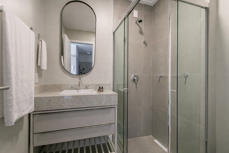 Estúdio amplo com varanda com estacionamento
