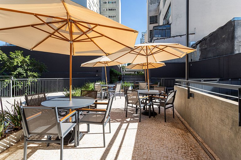 Estúdio adaptado, prédio c piscina e café cortesia